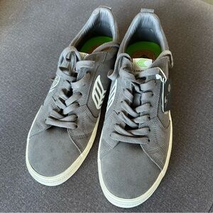 Cariuma The Berrics Skateboard Low-Top 
US Men’s size 11 Gray suede w/white,lime